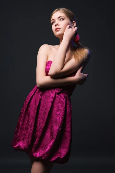 Schöne junge Frau trägt rosa Kleid — Stockfoto