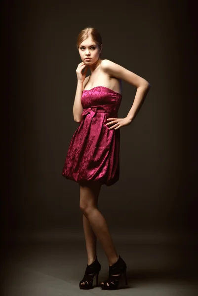 Hermosa mujer joven con vestido rosa y tacones altos — Foto de Stock