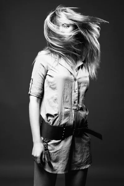 Schwarzweiß-Modeporträt einer jungen Frau — Stockfoto