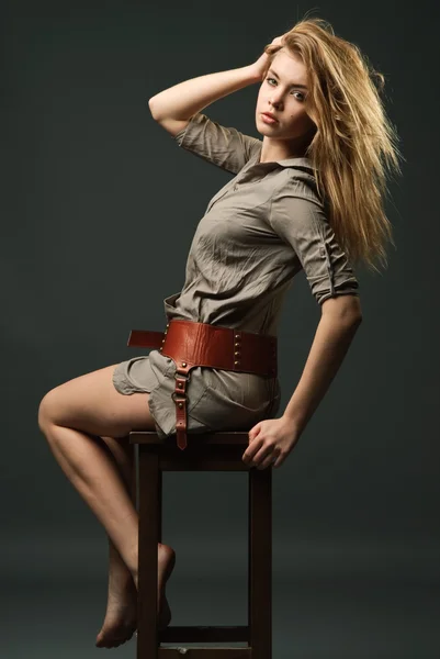 Portret uwodzicielski młoda kobieta siedzi na krześle — Zdjęcie stockowe