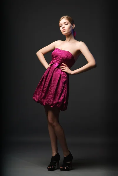 美丽的年轻女子，穿着粉红色的裙子和高跟鞋 — 图库照片