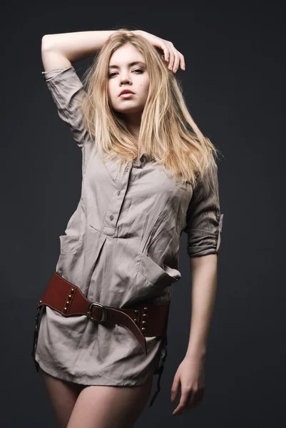 Schöne blonde Mode-Modell mit wehenden Haaren — Stockfoto