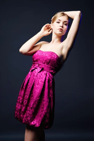 Pembe elbise giymiş güzel genç kadın — Stok fotoğraf