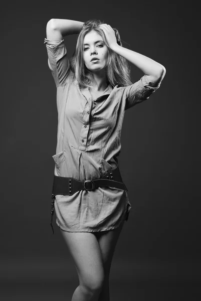 Ritratto di moda seducente di giovane donna su sfondo scuro — Foto Stock