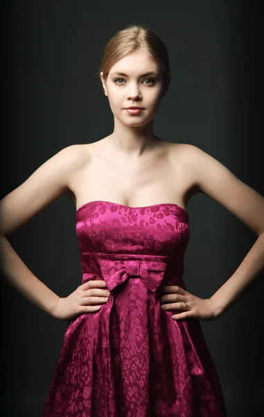 Jolie jeune femme portant une robe rose — Photo