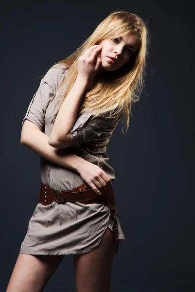 Ritratto di moda seducente di giovane donna su sfondo scuro — Foto Stock