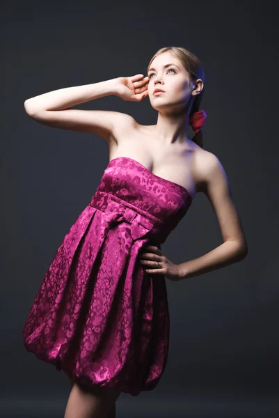 Krásná mladá žena nosí růžové šaty — Stock fotografie