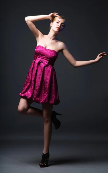 Bella giovane donna che indossa abito rosa e tacchi alti — Foto Stock