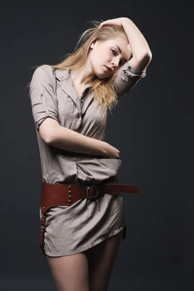 Uttrycksfulla mode porträtt av ung kvinna på mörk bakgrund — Stockfoto
