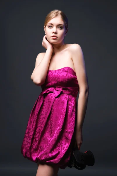 Bella giovane donna che indossa un abito rosa — Foto Stock