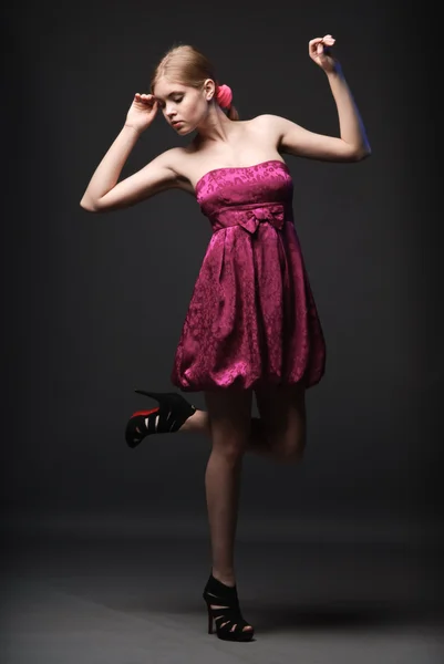Bella giovane donna che indossa abito rosa e tacchi alti — Foto Stock
