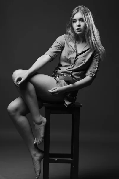 Blanco y negro disparo de chica se sienta en la silla — Foto de Stock