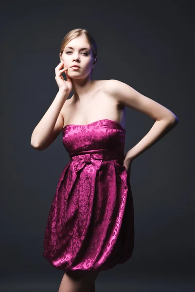 Krásná mladá žena nosí růžové šaty — Stock fotografie