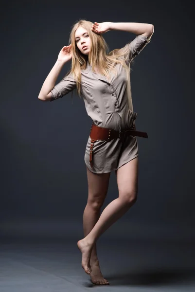 Ausdrucksstarkes Modeporträt einer jungen Frau auf dunklem Hintergrund — Stockfoto