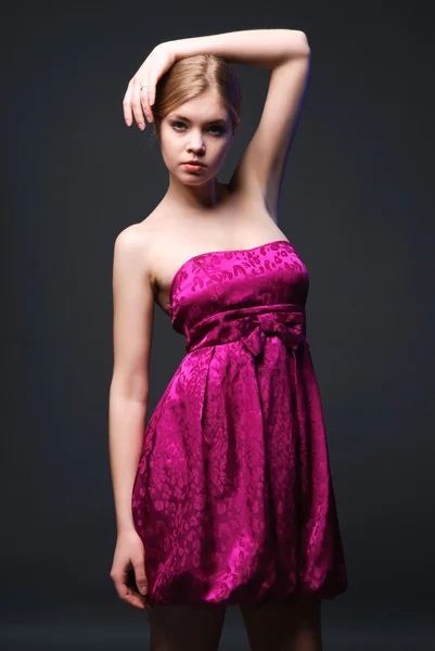 Förförisk ung kvinna klädd i rosa klänning — Stockfoto
