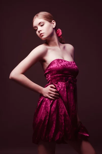 Attraente giovane donna che indossa un abito rosa — Foto Stock