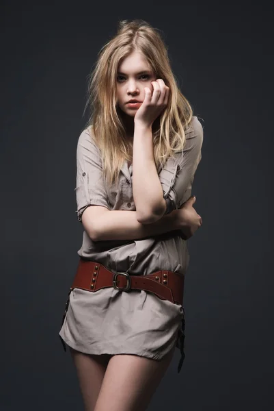 Mode portret van verleidelijke blond meisje op donkere achtergrond — Stockfoto