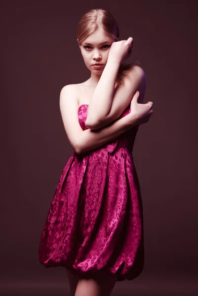 Verleidelijke jonge vrouw dragen op roze jurk — Stockfoto