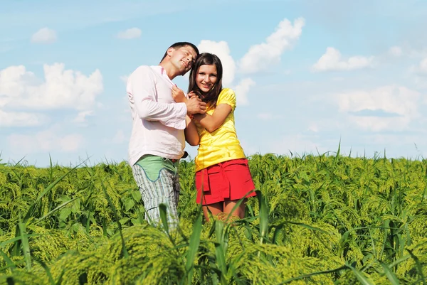 幸せなカップルの芝生の上 — ストック写真