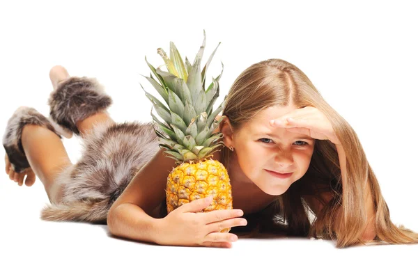 Маленькая девочка, одетая как доисторический человек, принимающий ананас — стоковое фото