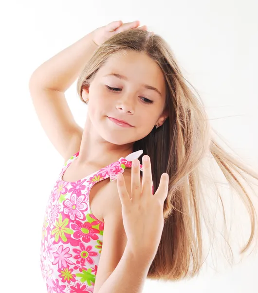 Menina loira brincando com o cabelo — Fotografia de Stock
