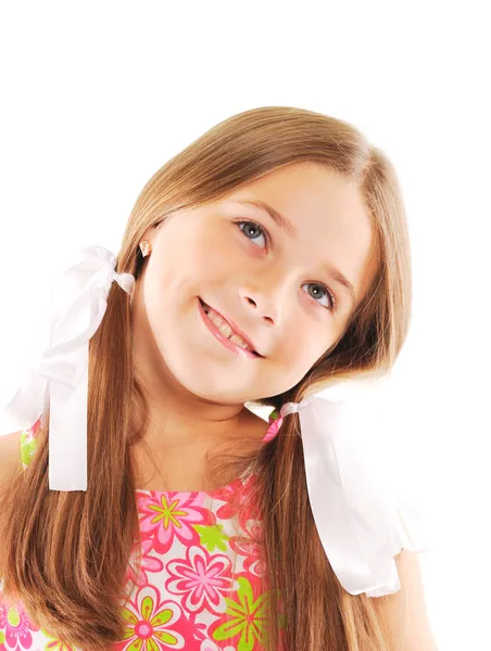 Kleines blondes Mädchen lächelt — Stockfoto