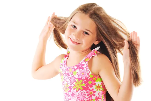 Piccola ragazza bionda che gioca con i capelli — Foto Stock