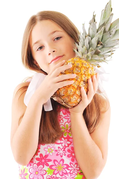 Liten flicka med ananas — Stockfoto