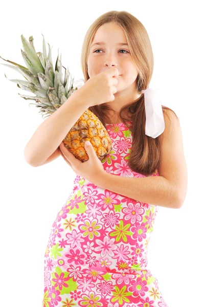 Bambina con ananas — Foto Stock
