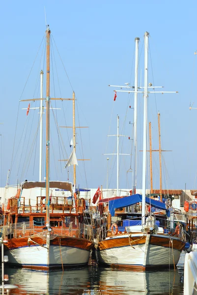 Schöne Aussicht auf den Yachthafen, Segelboote im Hafen von Kemer. Truthahn — Stockfoto