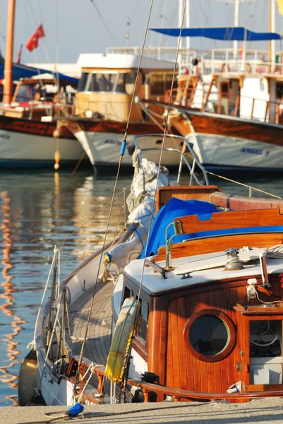 Segelbåt i hamnen. Kemer, antalya, Turkiet — Stockfoto