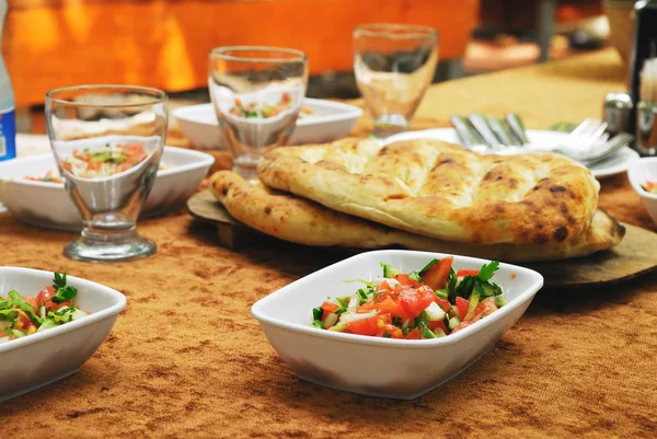 Здоровий турецький обід з салатом і хлібом — стокове фото