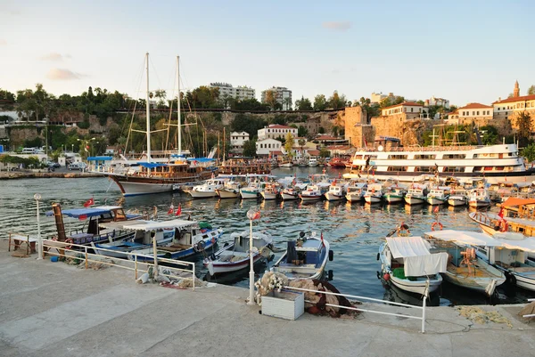Kleine boten in een haven van antalya, Turkije — Stockfoto