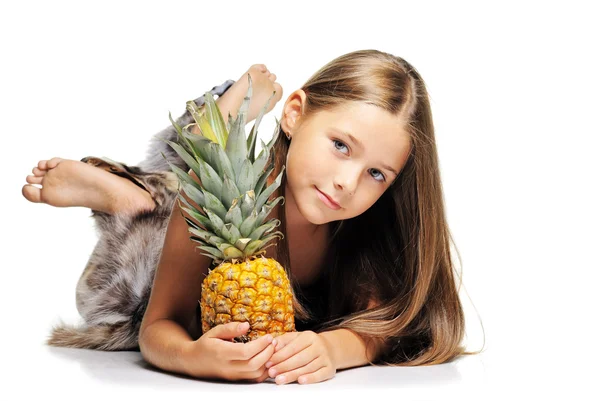 Bambina con ananas — Foto Stock