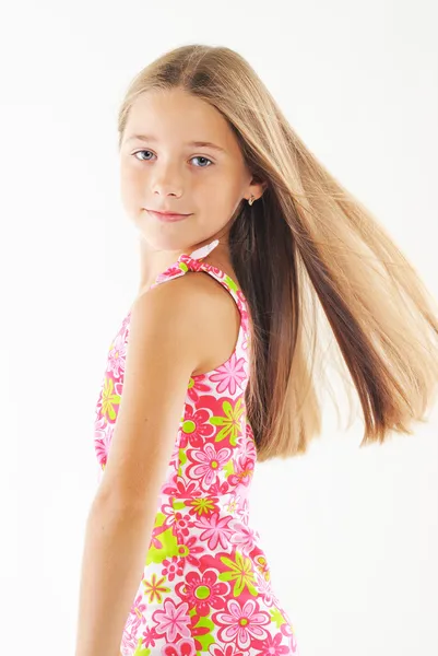 화이트에 금발 작은 소녀의 밝은 초상화 — 스톡 사진