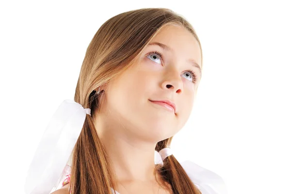 Schönheitsporträt eines kleinen Mädchens mit weißen Schleifen — Stockfoto