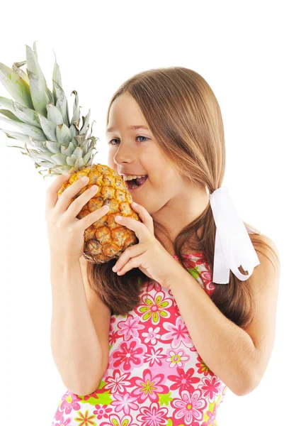 Helder beeld van meisje met ananas geïsoleerd op witte CHTERGRO — Stockfoto