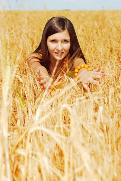Jugando en el campo de trigo — Foto de Stock