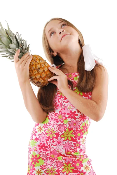 Dziewczynka z wielkim ananas — Zdjęcie stockowe