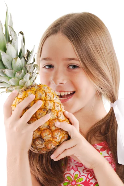 Liten flicka med stora ananas — Stockfoto