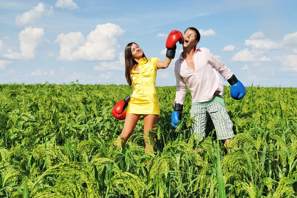 Young couple fighting — Stock Photo, Image
