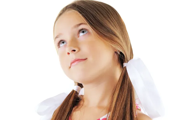 Skönhet porträtt av liten flicka med bågar — Stockfoto