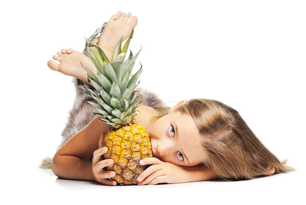 Meisje met ananas — Stockfoto