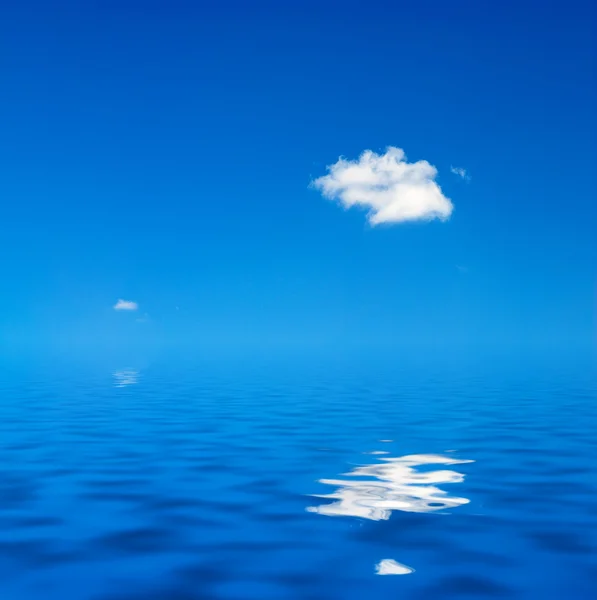 Μόνο τα σύννεφα πάνω από την επιφάνεια του νερού — Φωτογραφία Αρχείου