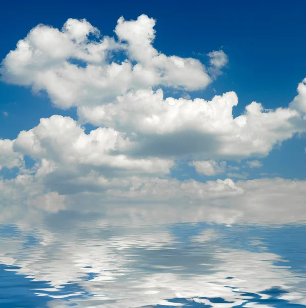 Nuvole bianche, cielo blu e acqua — Foto Stock