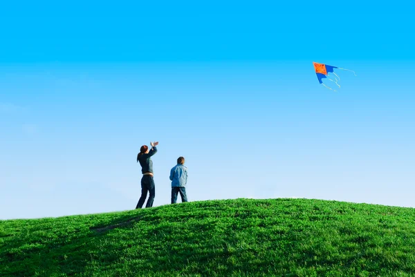 Family playing kite — Stock Photo, Image