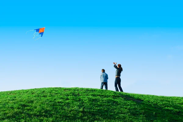 bir uçurtma ile oynarken aile