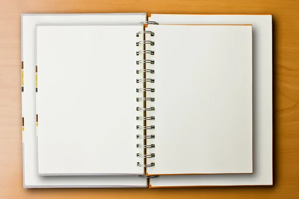 Dvojitá notebooky na dřevo pozadí — Stock fotografie
