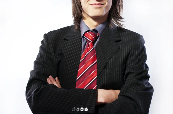 Jeune homme d'affaires aux cheveux longs, les bras croisés . Images De Stock Libres De Droits