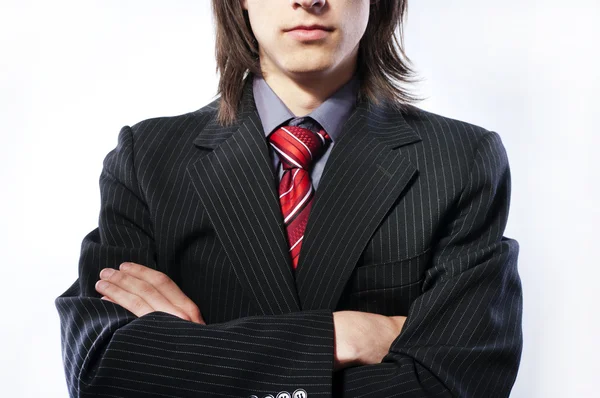 Jeune homme d'affaires aux cheveux longs, les bras croisés . Images De Stock Libres De Droits
